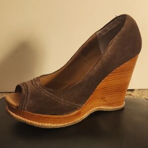Steve Maaden Brown Suede Leather Wedge Peep Toe Heels. Size 7. NEVER WORN NEW!!!